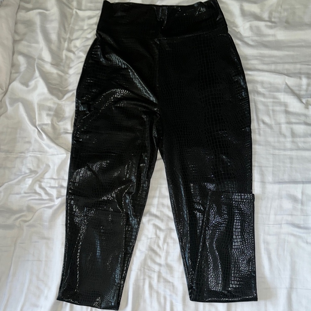 Black Crocodile Pattern leggings